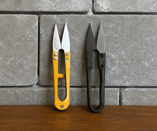 Bonsai pruning scissors for precise trimming of small branches, shoots and stems on bonsai trees.